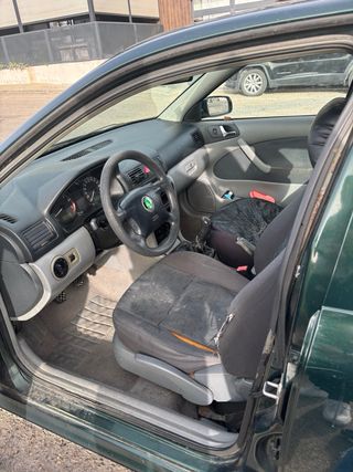 Skoda Octavia año 2000 1.6 gasolina 180.000 km