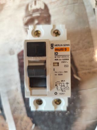2 Interruptores Diferenciales Merlin Gerin 40A