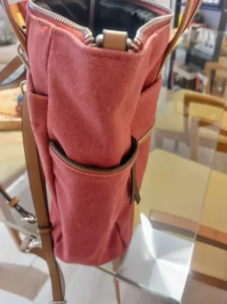 Mochila de lona rojo y detalles camel