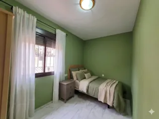 Bajo con jardín y amplia plaza de garaje