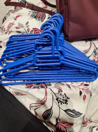 Lote de 13 perchas azules de plástico