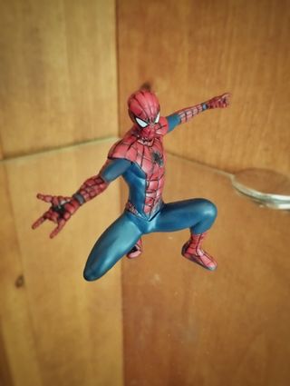 Figura muñeco Spiderman lanzando la telaraña