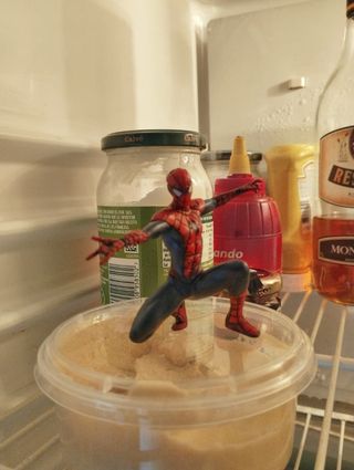Figura muñeco Spiderman lanzando la telaraña