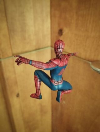 Figura muñeco Spiderman lanzando la telaraña