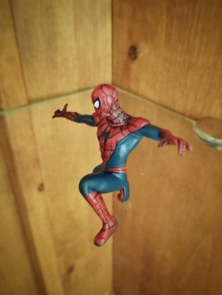Figura muñeco Spiderman lanzando la telaraña