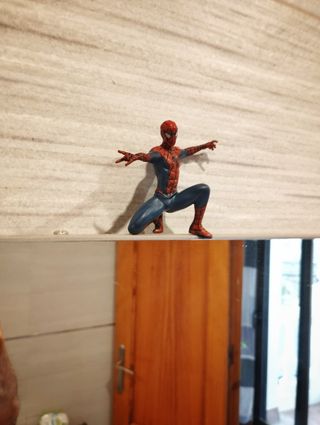 Figura muñeco Spiderman lanzando la telaraña