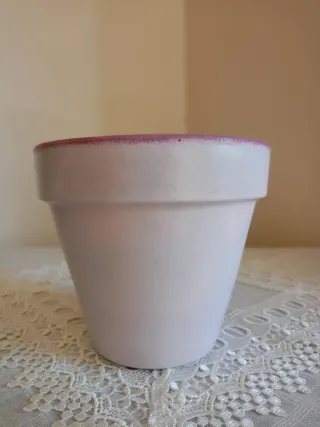 Vaso decorato con ghirlanda, fiori e farfalla