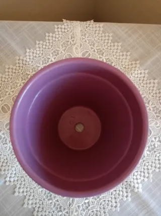 Vaso decorato con ghirlanda, fiori e farfalla