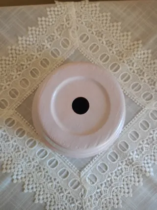 Vaso decorato con ghirlanda, fiori e farfalla