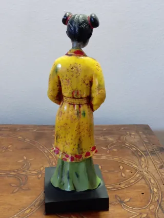 Escultura de mujer japonesa