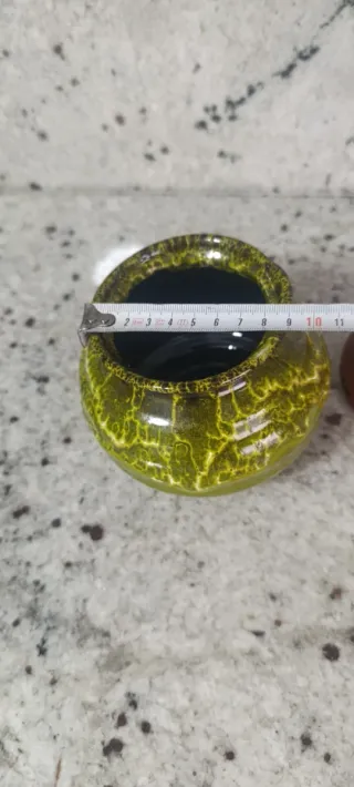 Tarro de barro verde y marrón.
