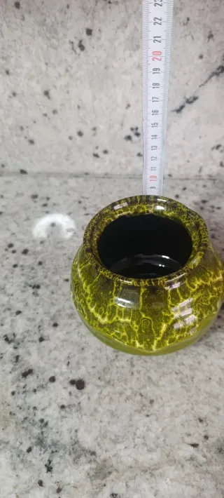 Tarro de barro verde y marrón.
