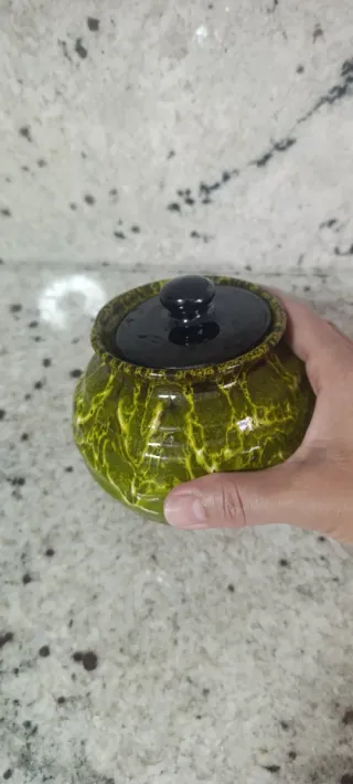 Tarro de barro verde y marrón.