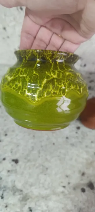 Tarro de barro verde y marrón.