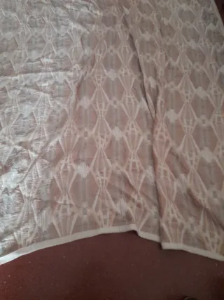 Colcha beige y blanca. Necesita coser un poco
