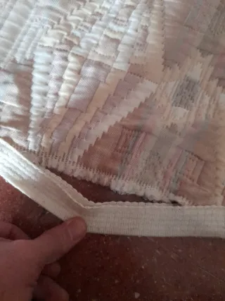 Colcha beige y blanca. Necesita coser un poco