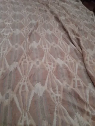 Colcha beige y blanca. Necesita coser un poco