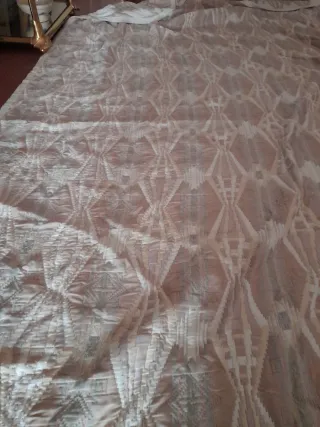 Colcha beige y blanca. Necesita coser un poco