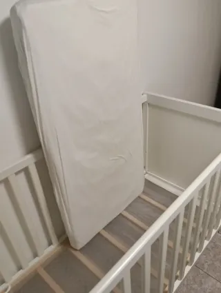 Cuna de madera blanca con colchon de ikea