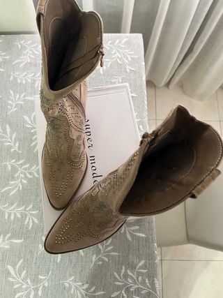 Botas cowboy beige con tachas