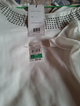 Camisa blanca con pedrería talla L.Falta boton .