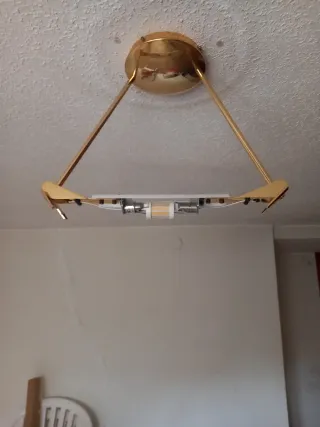 Lámpara de techo dorada y transparente