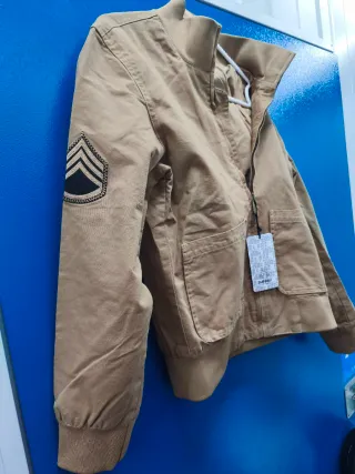 Chaqueta militar beige con parches
