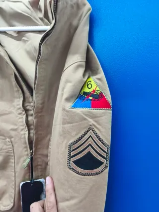 Chaqueta militar beige con parches