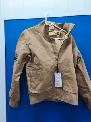 Chaqueta militar beige con parches