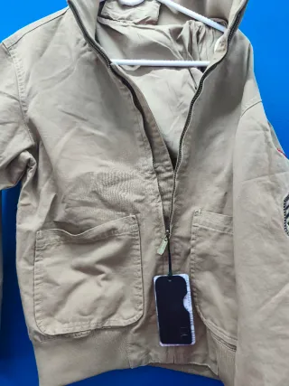 Chaqueta militar beige con parches