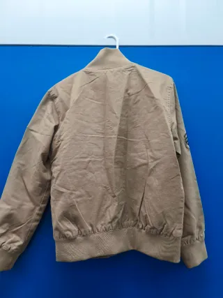 Chaqueta militar beige con parches