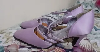 Zapatos de fiesta morados y plateados