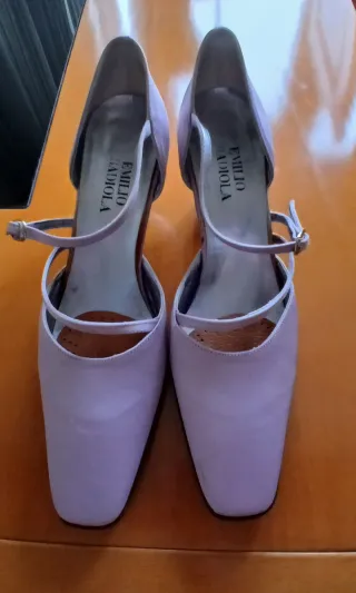 Zapatos de fiesta morados y plateados