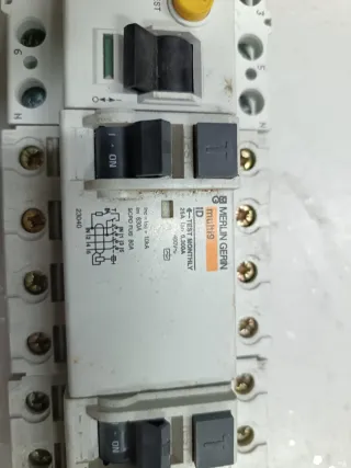Interruptores Moeller y Merlin Gerin