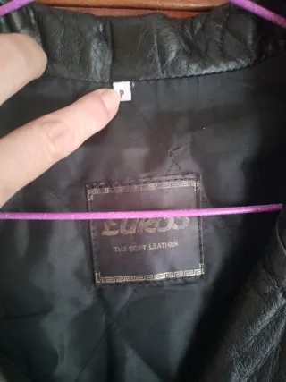 Chaqueta de piel negra