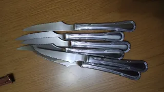 Set di posate in metallo con portaposate in legno