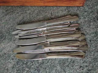 Set di posate in metallo con portaposate in legno