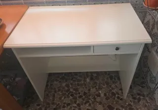 Mesa de escritorio blanca con cajón
