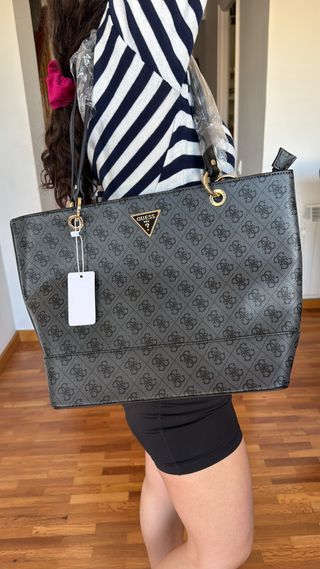 Bolso Guess Negro y Gris