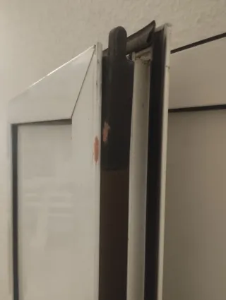 Puertas de aluminio blancas con manilla
