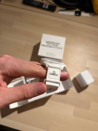 Omega x Swatch Mission to the Moon Snoopy Bianco