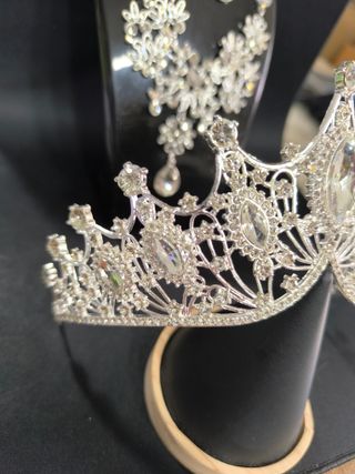 Conjunto tiara, collar y pendientes pedrería