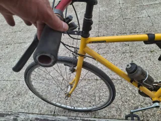 Bicicleta de montaña roja y amarilla