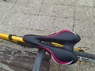 Bicicleta de montaña roja y amarilla