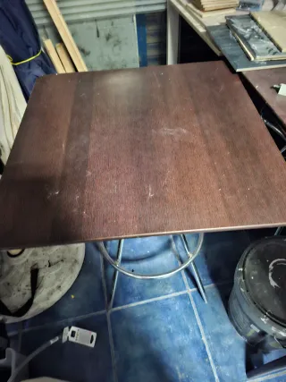 Mesa y taburetes de bar