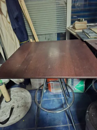 Mesa y taburetes de bar