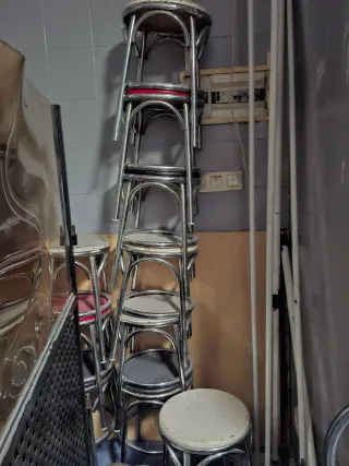 Mesa y taburetes de bar