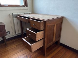 Escritorio de madera clásico