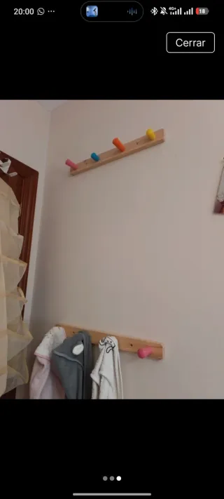 1 unidad Perchero de madera con 4 pomos de colores