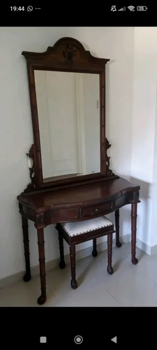 Tocador antiguo de madera con espejo y taburete